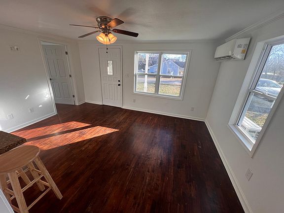 4th image of 924 W Walker St