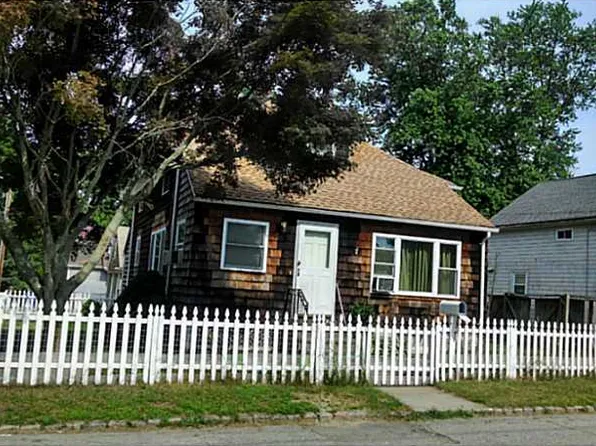26 Providence Ave, Riverside, RI 02915