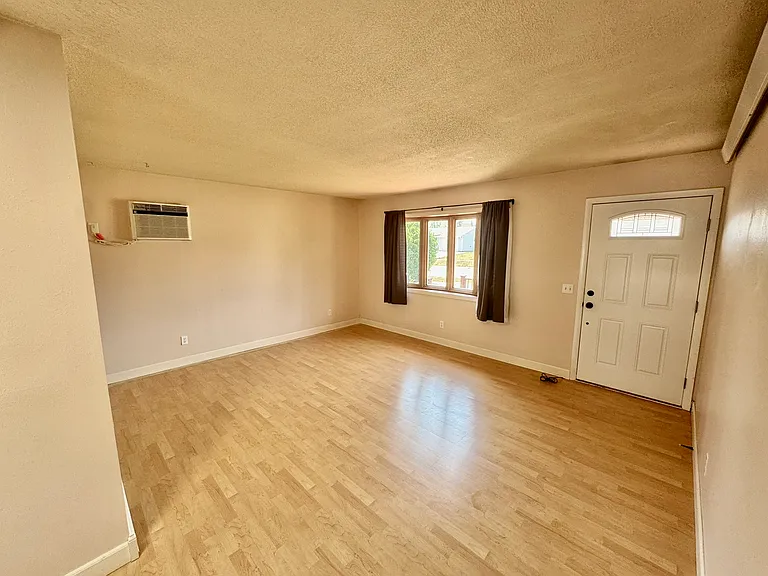 138 E Montana St — Photo 2
