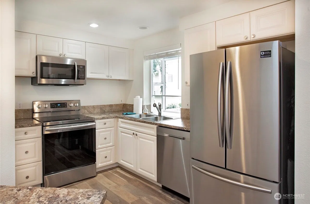 3 bed, 1084 sqft, $2,500 — Photo 3