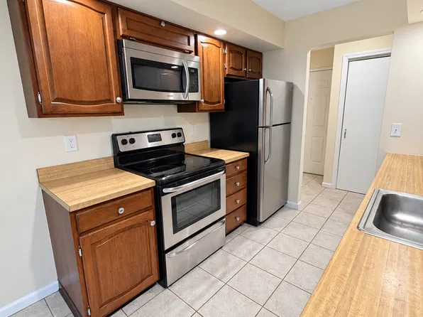 16 Chatham Ct #16, Brookfield, CT 06804