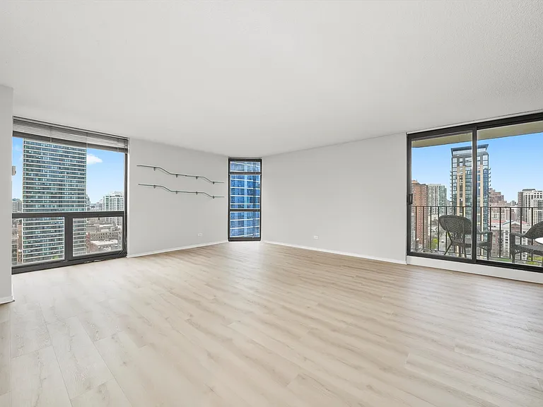 70 W Huron St #21B — Photo 2
