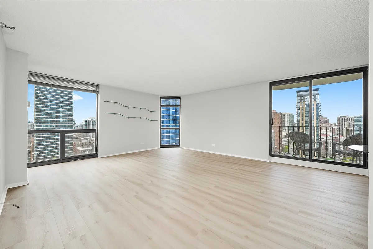 Building Photo - 70 W Huron St #21B