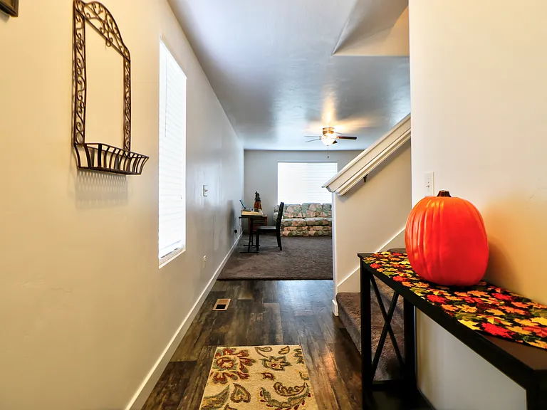 498 S Evergreen Way — Photo 2