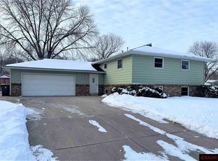 1623 Sharon Dr, North Mankato, MN 56003