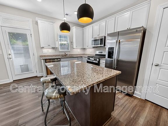 4th image of 22 Camden Woods Trl