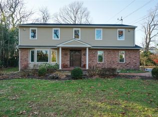 1041 Glen Cove Ave, Roslyn, NY 11576