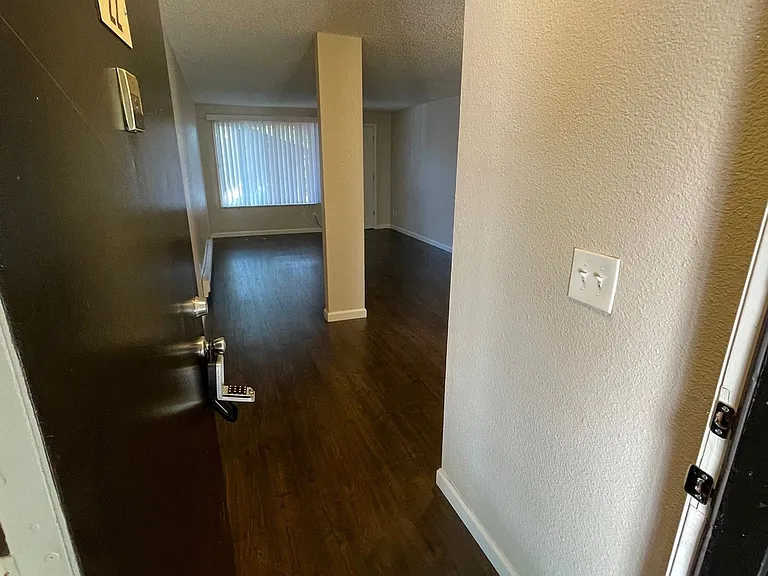Emerald Park Apartments — Photo 10