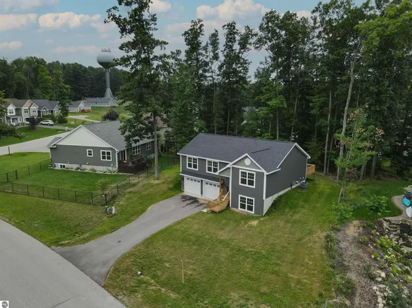 3716 Yorkshire Dr, Traverse City, MI 49686