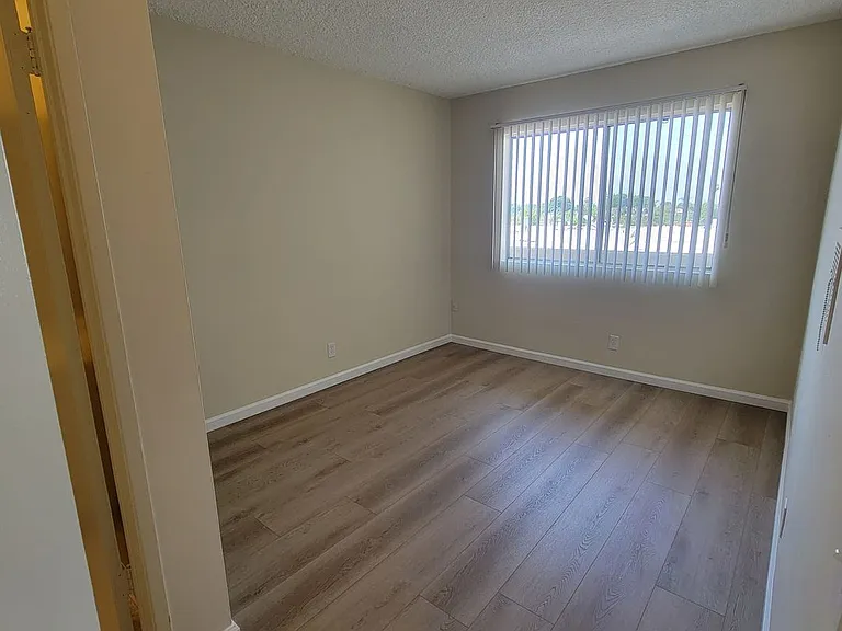 37 unit building close to CSUN! — Photo 3