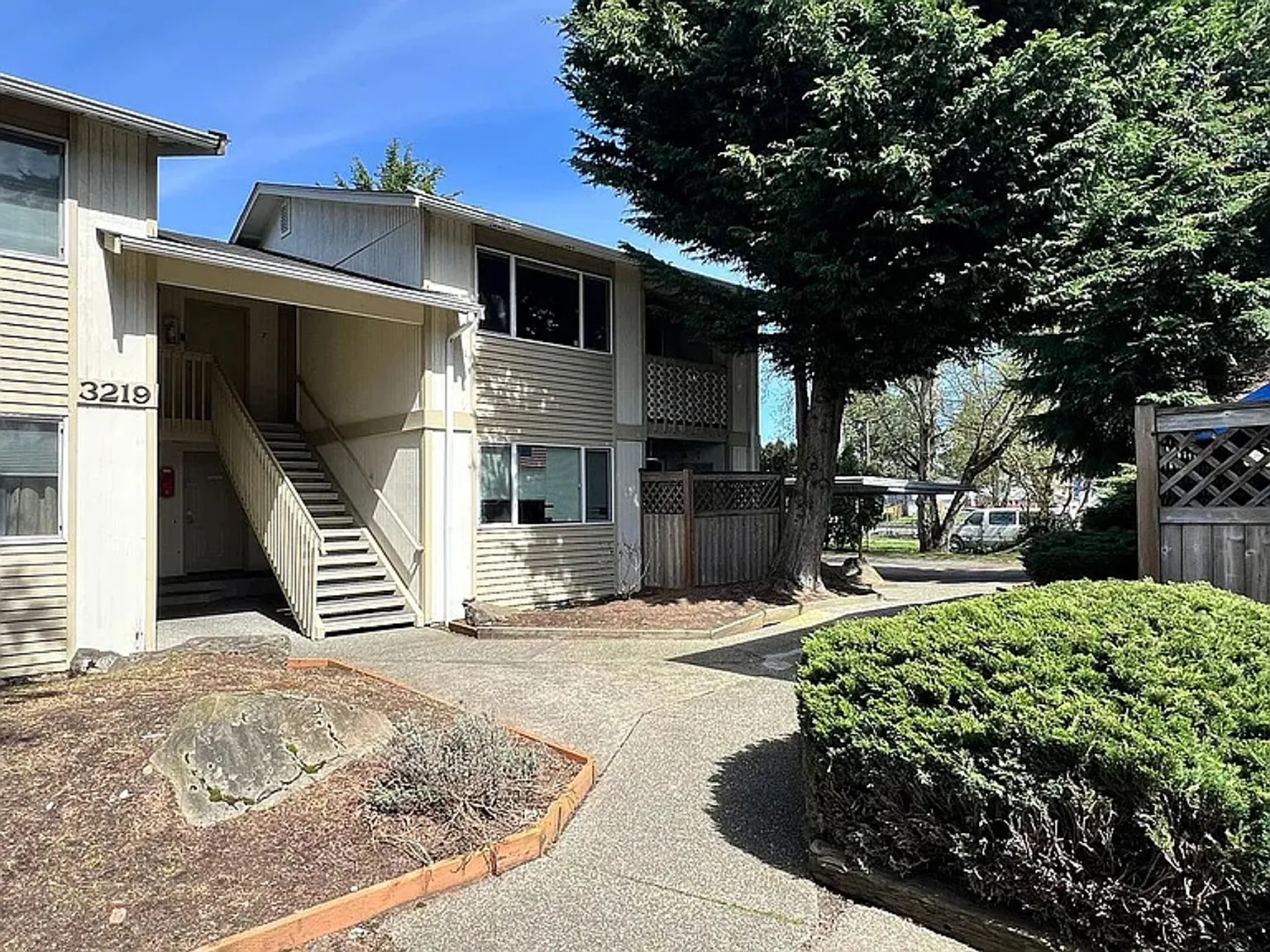 3219 49th Ave NE — Photo 2