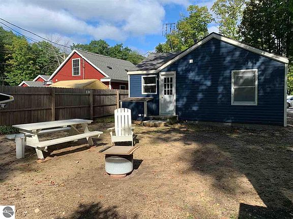 4th image of 14031 Oakwood St