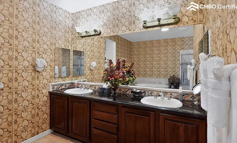 Double sink in the master bathroom