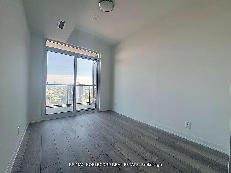 285 Dufferin St #1019 — Photo 10
