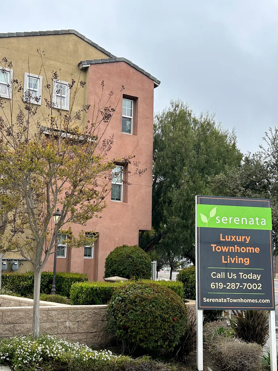 Meticulous landscaping at Serenata Townhomes in San Diego, California. - Serenata Townhomes