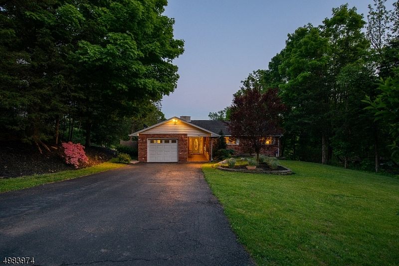 1st image of 8 Valley Dr