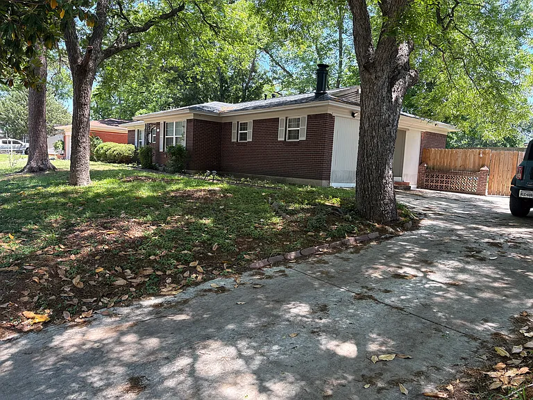 1110 W Sanford St — Photo 2