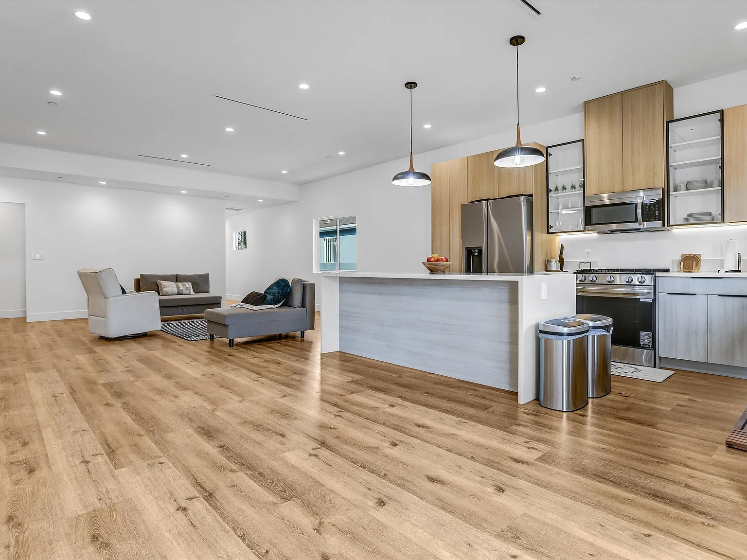 3 bed, 1600 sqft, $4,495 — Photo 3