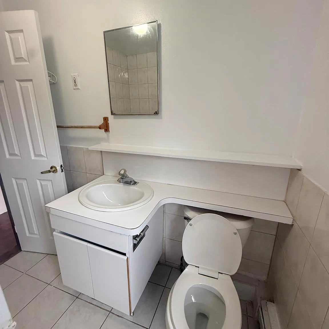 1 bed, 1.0 bath, 4050 sqft, $1,200 — Photo 3