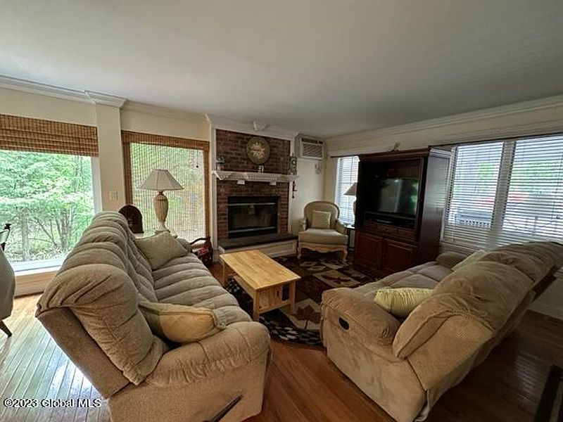3rd image of 1346 N North Gore Road
