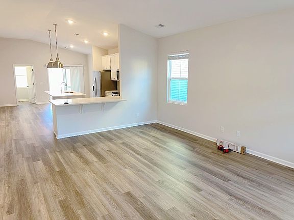 4th image of 192 Standing Oaks Dr