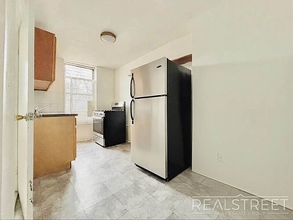 4th image of 102 Wyona St Floor 2