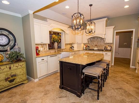 3rd image of 3343 S Twyckenham Dr