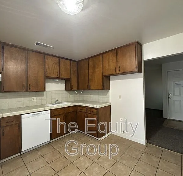 733 S County Center Dr #H — Photo 7