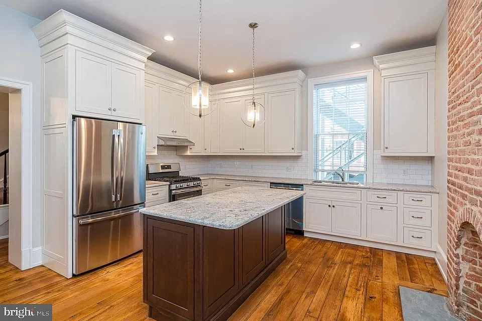 3 bed, 2.5 bath, 4860 sqft, $3,850 — Photo 2