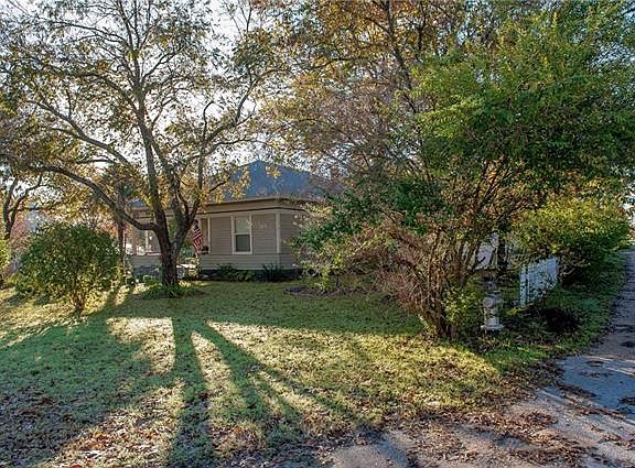 3rd image of 702 W Avenue D