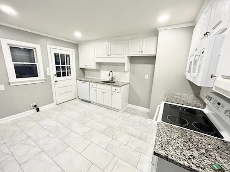 205 Clyde Ave N — Photo 7
