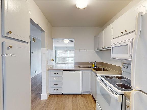 2nd image of 440 Paradise Isle Blvd APT 309