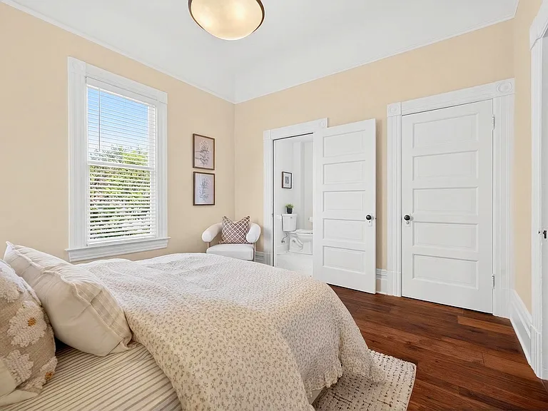 531 E Washington St — Photo 8