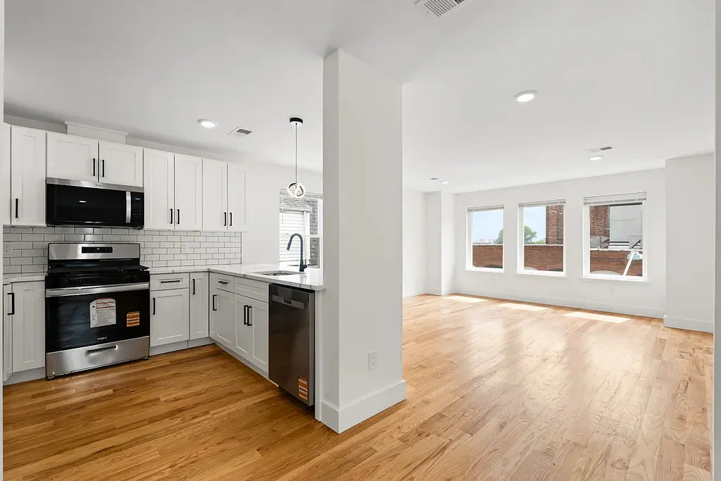 3 bed, 1069 sqft, $3,350 — Photo 1