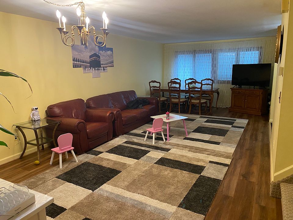 1st image of 43 Gateway Dr #1
