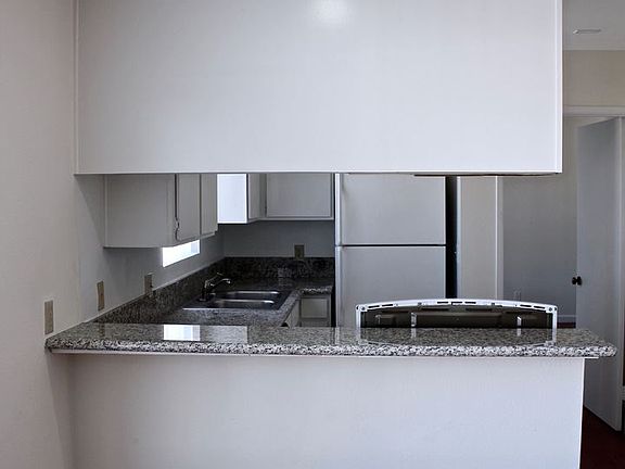 4th image of 3746 Mentone Ave APT 404