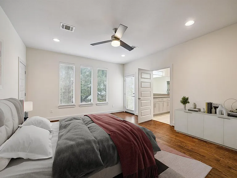 4833 Chenevert St — Photo 15