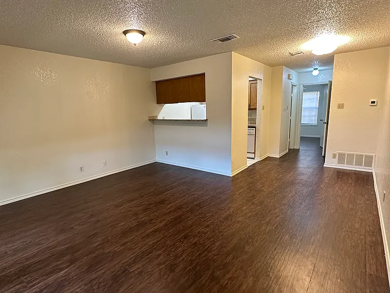 924 W Chestnut St #3 — Photo 2