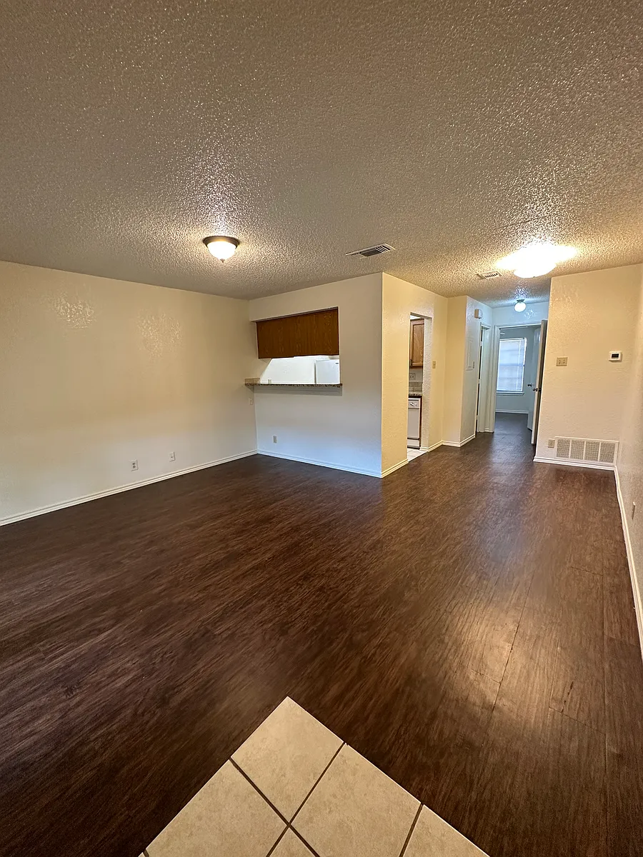 Building Photo - 924 W Chestnut St #3