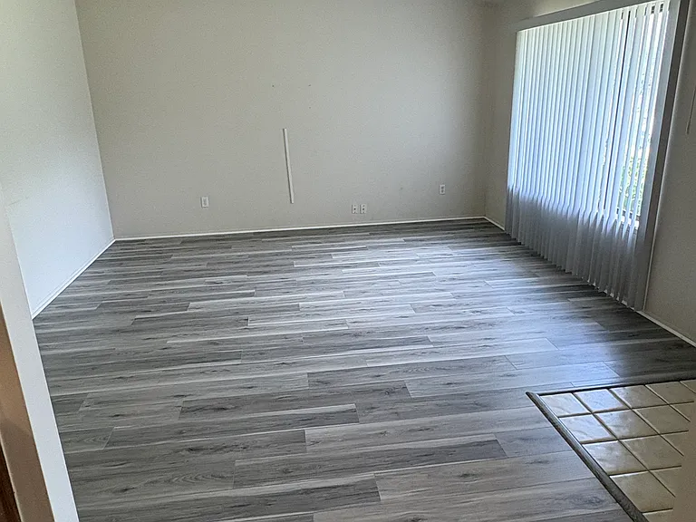 5923 Niles St — Photo 1