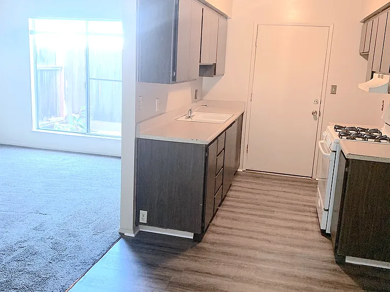 Glenn Apartments — Photo 21