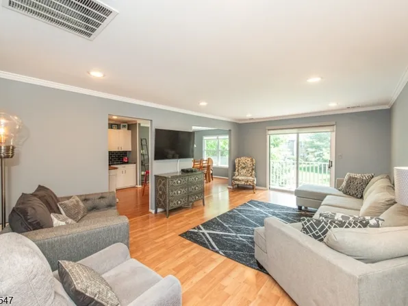 4 Katie Ct, East Hanover Twp., NJ 07936