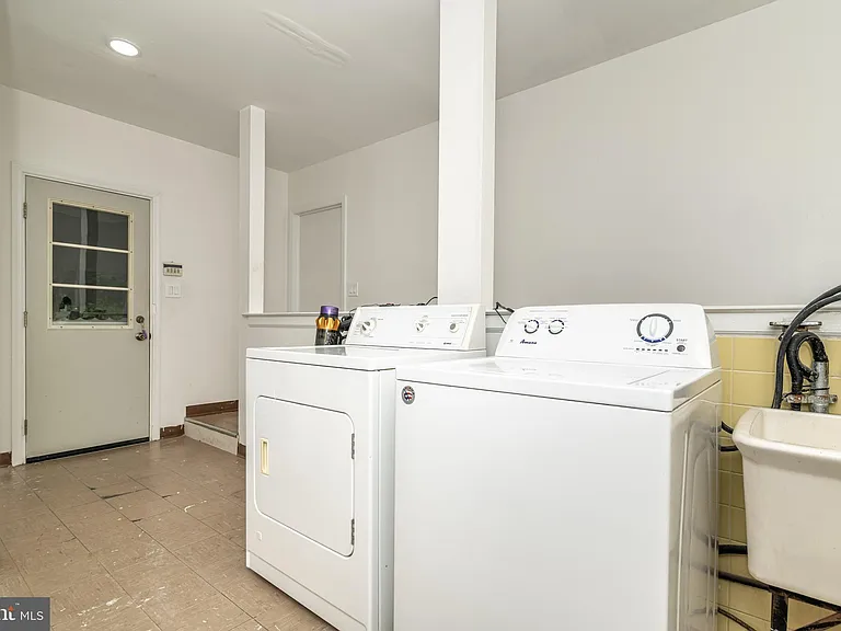 1744 Lark Ln — Photo 31