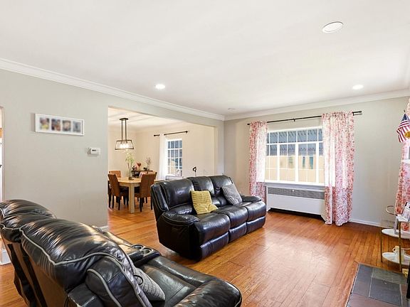 2nd image of 148 John St