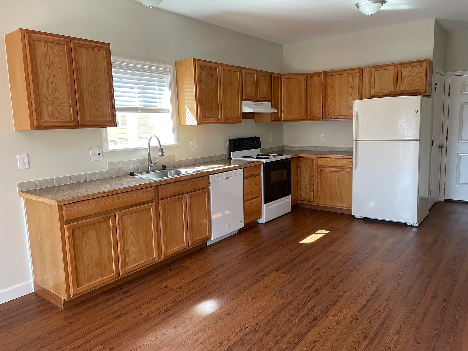 2 bed, 1.5 bath, 1200 sqft, $1,500 — Photo 2