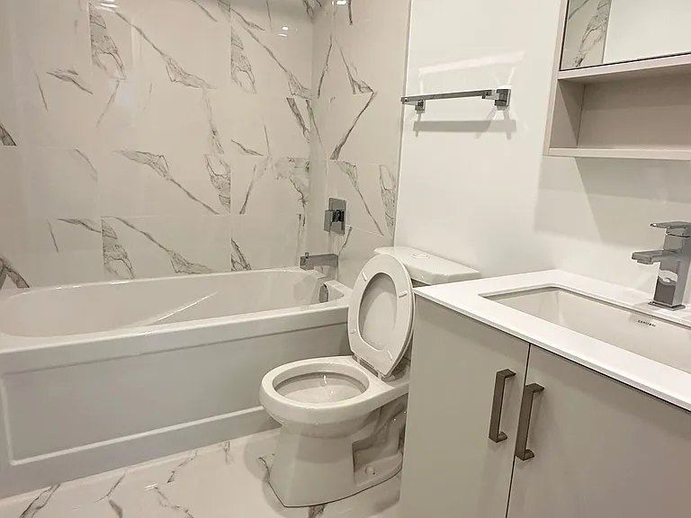88 Queen St E #3910 — Photo 14