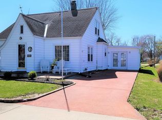 403 McCracken St, Cisne, IL 62823