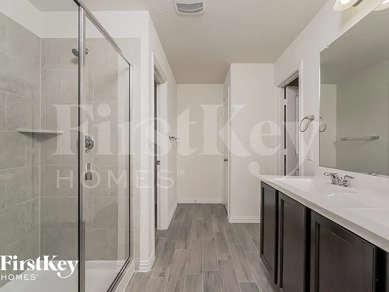 815 Silverbell St — Photo 9