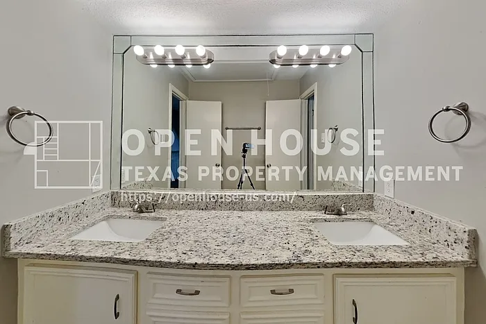 8427 Burwood Park Dr — Photo 16