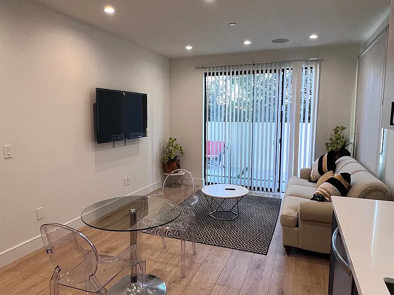 4663 1/4 Pickford St #1/4 — Photo 9